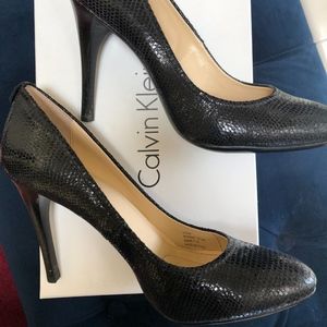 Womens Calvin Klein snake skin black pumps 6.5